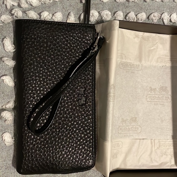 Coach wristlet - Picture 2 of 6